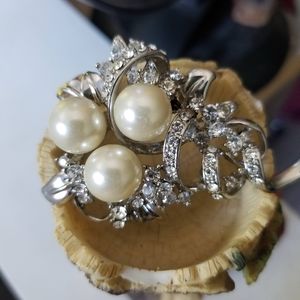 💎 JEWELLERY 2/$25💎 
Glamorous vintage brooch